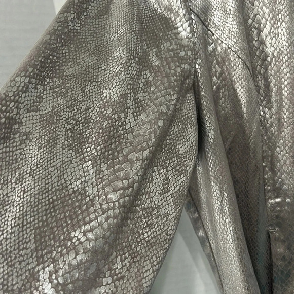 Chico’s Silver Metallic Snakeskin Print Light Jacket Chicos Size 1 - Picture 2 of 7